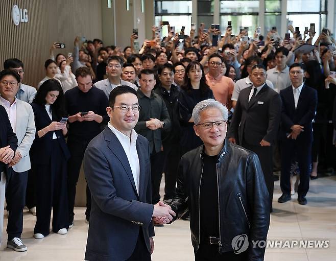 악수하는 젠슨 황과 구광모 회장 (서울=연합뉴스) 이지은 기자 = 젠슨 황 엔비디아 최고경영자(CEO)가 8일 서울 여의도 LG 트윈타워에서 구광모 LG그룹 회장과 만난 뒤 취재진을 향해 포즈를 취하고 있다. 2026.6.8 jieunlee@yna.co.kr