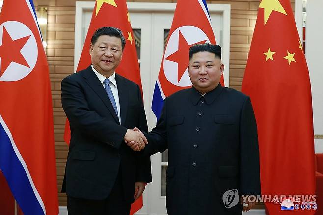 시진핑, 8∼9일 7년만에 북한 국빈방문 (서울=연합뉴스) 시진핑 중국 국가주석이 오는 8일부터 9일까지 북한을 국빈 방문한다고 중국과 북한이 5일 발표했다.
    시 주석의 북한 방문은 2019년 6월 이후 약 7년 만으로, 김정은 집권 이후 두 번째 방북이다.
    사진은 지난 2019년 6월 20일 평양을 방문한 시진핑 중국 국가주석이 북중정상회담에 앞서 김정은 북한 국무위원장과 악수하는 모습. 2026.6.5 
    [조선중앙통신=연합뉴스 자료사진. 국내에서만 사용가능. 재배포 금지. For Use Only in the Republic of Korea. No Redistribution] photo@yna.co.kr