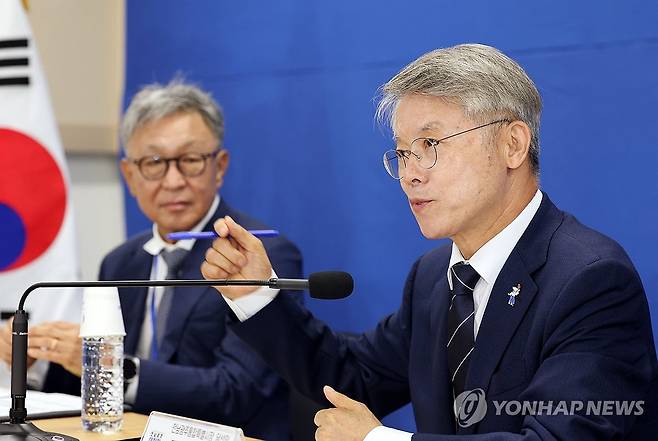 전남광주대전환기획위원회 출범식에서 발언하는 민형배 당선인 (나주=연합뉴스) 조남수 기자 = 8일 전남 나주시 빛가람복합문화체육센터에서 열린 전남광주대전환기획위원회 출범식에서 민형배 전남광주통합특별시장 당선인이 인사말하고 있다. 2026.6.8 iso64@yna.co.kr