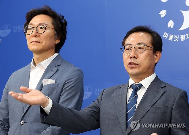 강삼영 강원교육감 당선인, 인수위 구성 발표 (춘천=연합뉴스) 양지웅 기자 = 강삼영 강원교육감 당선인이 8일 강원 춘천시 강원특별자치도교육청에서 인수위원회 구성을 언론에 발표하고 있다. 왼쪽은 인수위원장인 구재승 미탄중학교장. 2026.6.8 yangdoo@yna.co.kr