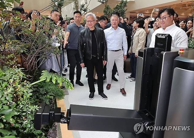 자율주행 조경 관리 로봇 시연 지켜보는 젠슨 황 CEO (서울=연합뉴스) 서대연 기자 = 젠슨 황 엔비디아 최고경영자(CEO)가 8일 서울 서초구 현대자동차 본사를 방문해 정의선 현대차그룹 회장과 함께 자율주행 조경 관리 로봇 '달이 가드너(Dal-e Gardener)' 시연을 지켜보고 있다. 2026.6.8 dwise@yna.co.kr