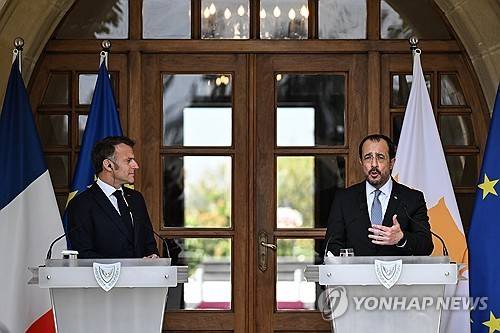 지난 4월 키프로스서 회견하는 마크롱·크리스토둘리데스 대통령 [AP=연합뉴스 자료사진. 재판매 및 DB 금지]