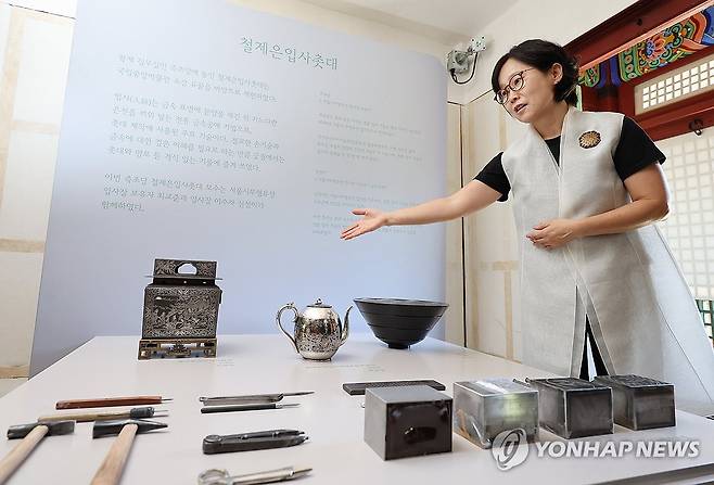 덕수궁 즉조당에 전시된 공예품 (서울=연합뉴스) 이재희 기자 = 8일 서울 덕수궁 즉조당에서 열린 '장인의 손과 도구를 만나다' 전시에서 신선이 입사장 이수자가 공예품을 설명하고 있다. 
전통 기술로 제작한 재현집기류 14점과 전통 장인의 작품 등을 소개하는 이 전시는 오는 21일까지 열린다. 2026.6.8 scape@yna.co.kr