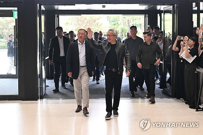 현대자동차 본사 찾은 젠슨 황 (서울=연합뉴스) 젠슨 황 엔비디아 최고경영자(CEO)가 8일 서울 서초구 현대자동차 본사에 방문해 손을 흔들며 인사하고 있다. 2026.6.8 [현대자동차·기아 제공. 재판매 및 DB 금지] photo@yna.co.kr