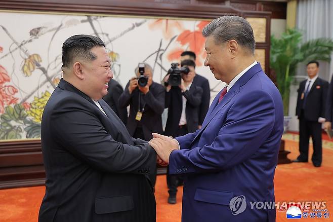 시진핑, 8∼9일 7년만에 북한 국빈방문 (서울=연합뉴스) 시진핑 중국 국가주석이 오는 8일부터 9일까지 북한을 국빈 방문한다고 중국과 북한이 5일 발표했다.
    시 주석의 북한 방문은 2019년 6월 이후 약 7년 만으로, 김정은 집권 이후 두 번째 방북이다.
    사진은 지난 2025년 9월 4일 중국을 방문한 김정은 북한 국무위원장이 시진핑 중국 국가주석과 양자회담을 하기 전 악수하는 모습. 2026.6.5 
    [조선중앙통신=연합뉴스 자료사진. 국내에서만 사용가능. 재배포 금지. For Use Only in the Republic of Korea. No Redistribution] photo@yna.co.kr