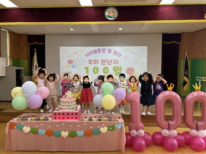 (사진=금산교육지원청 제공)금산유치원은 9일 유아들의 입학 100일을 축하하는 잔치를 열었다.