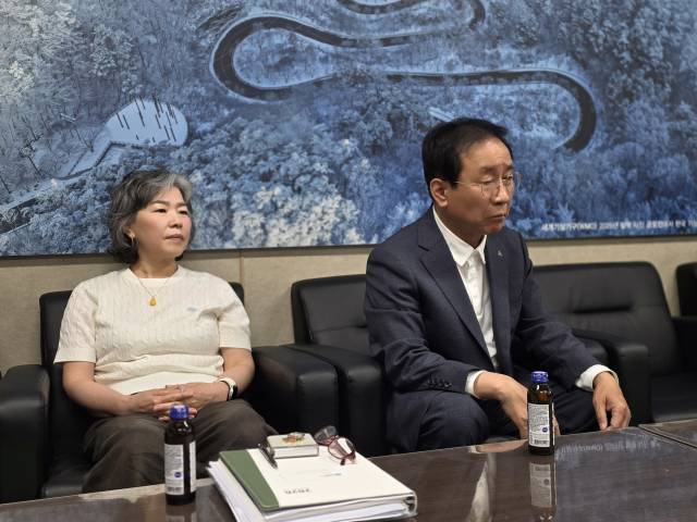 김문근 단양군수가 당선 소감과 중단 없는 단양 발전을 설명하고 기자들의 질문에 응답하고 있다. 단양=이상복 기자