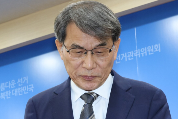 노태악 중앙선거관리위원장이 5일 경기도 과천 중앙선거관리위원회에서 투표용지 부족 사태에 대한 대국민 사과 및 사의 표명을 한 뒤 기자실을 나서고 있다. 연합뉴스