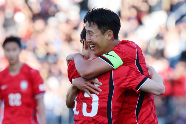지난 5월30일 미국 유타주 프로보에 위치한 브리검영대 사우스필드에서 열린 대한민국과 트리니다드 토바고의 평가전. 한국 손흥민이 첫 골을 성공시키고 김문환과 포옹하고 있다. 연합뉴스
