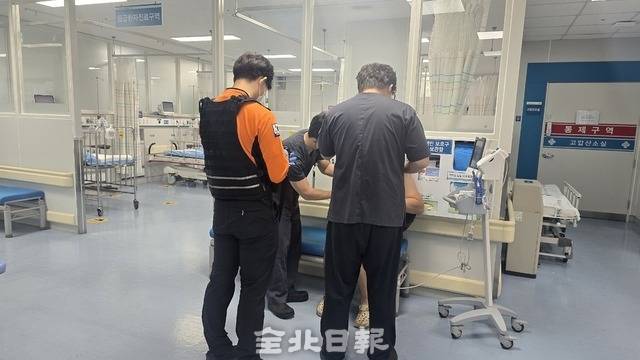 의료진들이 소아전문응급의료센터에 내원한 환자를 진료하고 있다. /김문경 기자