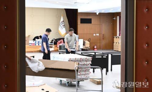 9일 강원자치도청 별관 대회의실에서 관계자들이 민선9기 도지사직 인수위원회 사무실을 준비하고 있다. 도지사직 인수위원회 현판식은 오는 12일 오전 10시 도청 별관에서 열린다. 신세희기자