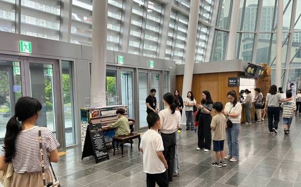 김해서부문화센터 '피아노 김해' 설치 사진. /김해문화관광재단