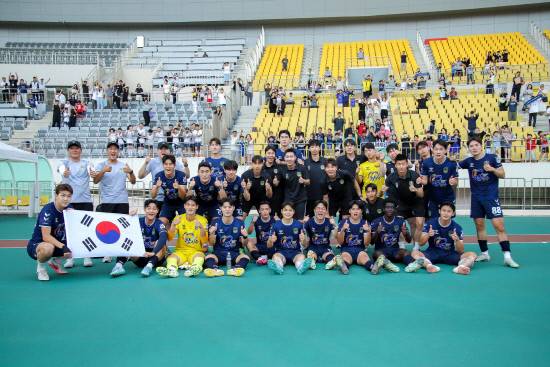 진주시민축구단이 후반기 첫 승을 거둔 후 홈팬들과 함께 승리 기념사진을 찍고 있다. 사진=진주시민축구단
