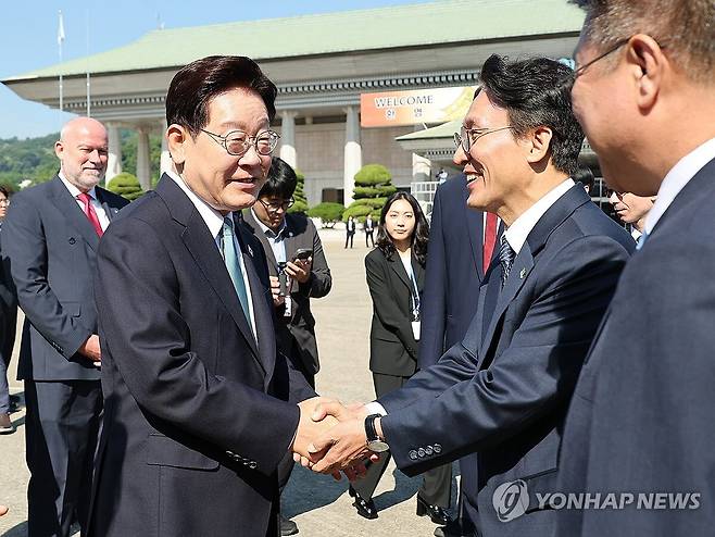주요7개국(G7) 정상회의 참석과 유럽 순방을 위해 출국하는 이재명 대통령이 9일 성남 서울공항에서 환송 나온 김민석 국무총리와 인사하고 있다. /연합뉴스