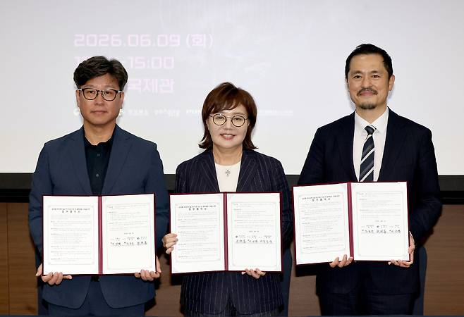 포스텍 양자 글로벌파트너십 선도센터 개소식이 9일 오후 포스코국제관에서 열렸다. 왼쪽부터 이상엽 포항시 일자리경제국장, 양금희 경북도경제부지사, 김종규 포스텍 대외부총장이 업무협약을 맺고 있다. /이용선기자 phtookid@kbmaeil.com