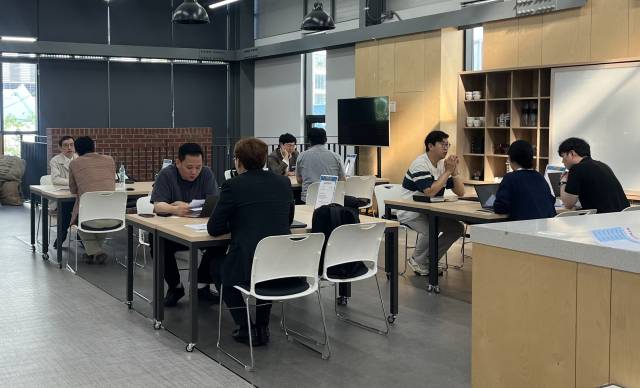 지난달 29일 부산 영도구 복합문화공간 블루포트 2021에서 열린 초기 스타트업을 위한 투자설명회 프로그램 ‘더 피치 인 부산(The PITCH in Busan)’이 열렸다(위). 이날 행사에서 스타트업 대표들이 투자자와 일대일 미팅을 하고 있다. 코리아스타트업포럼 제공