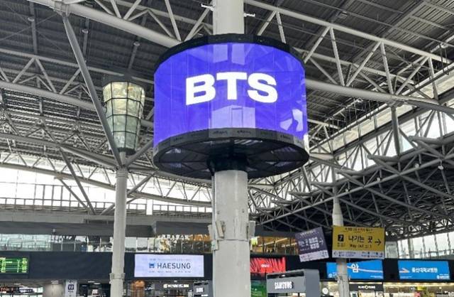 부산역 전광판에 BTS 및 Army를 환영하는 문구가 나오고 있다. 코레일 제공