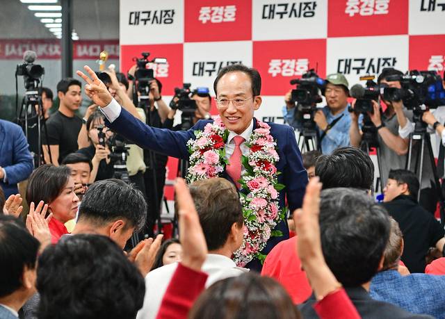 추경호 국민의힘 대구시장 후보가 4일 새벽 당선을 확정지은 뒤 축하 꽃다발을 목에 걸고 지지자들에게 인사하고 있다. 김진홍 기자 solmin@idaegu.com