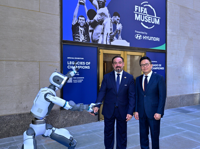 &nbsp;FIFA 뮤지엄 입구에서 아틀라스와 기념 사진을 촬영하는 마르코 파초네(왼쪽)FIFA 뮤지엄 관장과 지성원 현대차 브랜드마케팅본부장.[사진=현대차]