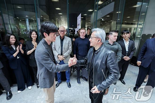 젠슨 황 엔비디아 최고경영자(CEO)와 이해진 네이버 이사회 의장이 8일 경기 성남시 분당구 네이버 사옥 1784에서 인사를 나누고 있다. 사진=뉴스1