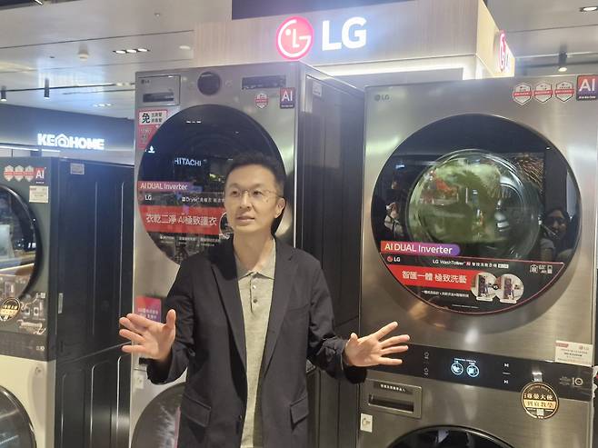 김건일 LG전자 대만법인장이 최근 대만 타이베이에서 열린 기자간담회에서 세탁기 제품을 소개하고 있다. 타이베이(대만)=손희정 기자 sonhj1220@