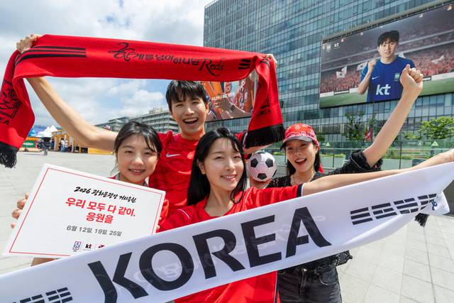 KT 임직원이 서울 종로구 광화문에서 월드컵 거리관람 행사를 홍보하고 있다. KT 제공.