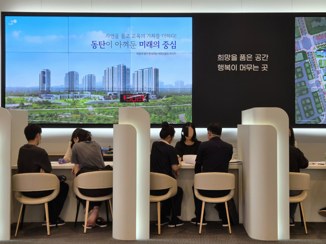 화성동탄2 C-27블록 견본주택 내부에 마련된 상담석에서 방문객들이 상담을 받고 있다. (김선호 기자)
