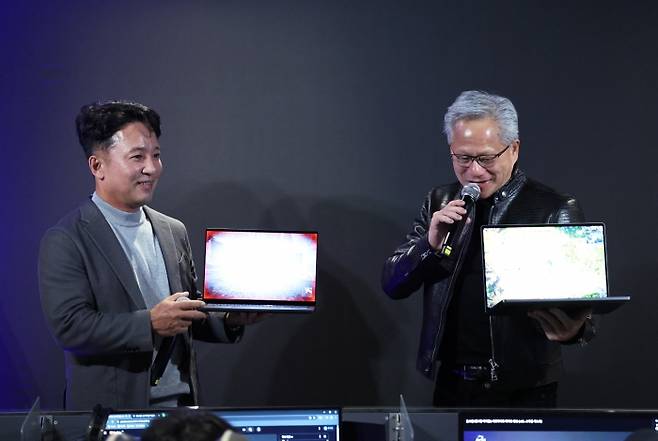 지난 7일 유저들 모인 강남 모처 PC방에 방문한 엔씨 김택진 CEO(좌), 엔비디아 젠슨황 CEO(우). 사진=엔씨
