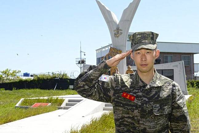 2020년 5월 축구 국가대표팀 주장 손흥민이 보충역 기초군사훈련 중 해병대 상징탑 앞에서 거수경례하는 모습 (사진=해병대)