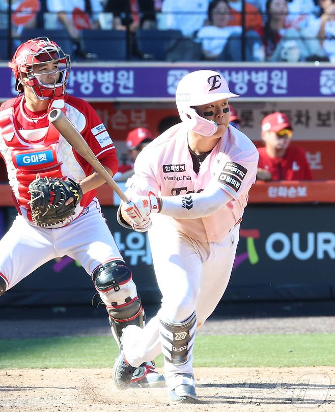 31일 대전 한화생명볼파크에서 열린 2026 신한 SOL KBO리그 SSG 랜더스와 한화 이글스의 경기에서 한화 강백호가 8회말 안타를 치고 있다. 2026.5.31 ⓒ 뉴스1 김기남 기자