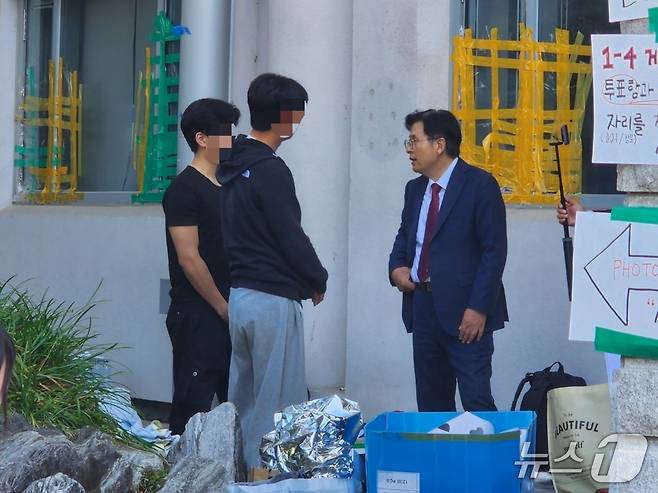 9일 서울시 송파구에서 황교안 자유와혁신 대표가 재선거 요구 시위 중인 청년들과 대화하고 있다. 2026.06.09/ⓒ 뉴스1 권진영 기자