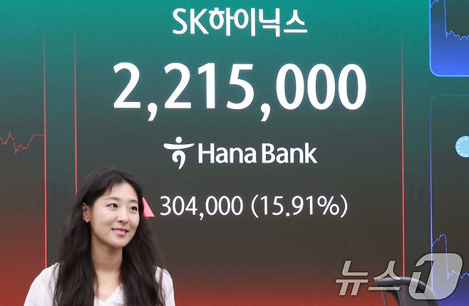 9일 서울 중구 하나은행 본점 딜링룸 전광판에 종가가 나오고 있다. SK하이닉스는 전 거래일 대비 304,000원(15.91%) 오른 2,215,000원에 마감했다. 2026.6.9 ⓒ 뉴스1 이호윤 기자