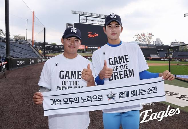 8일 대전 한화생명 볼파크에서 열린 제4회 한화이글스배 고교vs대학 올스타전에서 고교팀 엄준상(왼쪽)과 하현승이 포즈를 취했다. 사진 | 한화 이글스