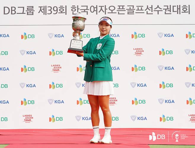 이동은이 지난해 레인보우힐스CC에서 열린 DB그룹 제39회 한국여자오픈 골프선수권대회에서 생애 첫승을 거머쥔 뒤 트로피를 들고 포즈를 취하고 있다. 사진 | KGA