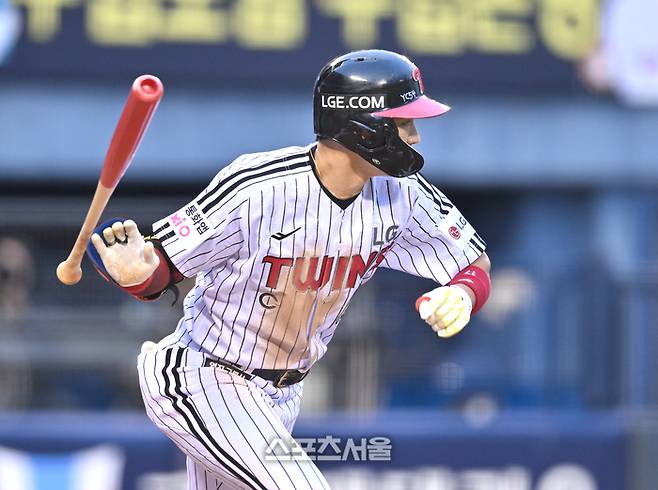 LG 박해민이 9일 서울 잠실구장에서 열린 2026 KBO리그 SSG전 2회말 1사 만루 2타점 적시타를 치고 있다. 잠실 | 최승섭기자 thunder@sportsseoul.com