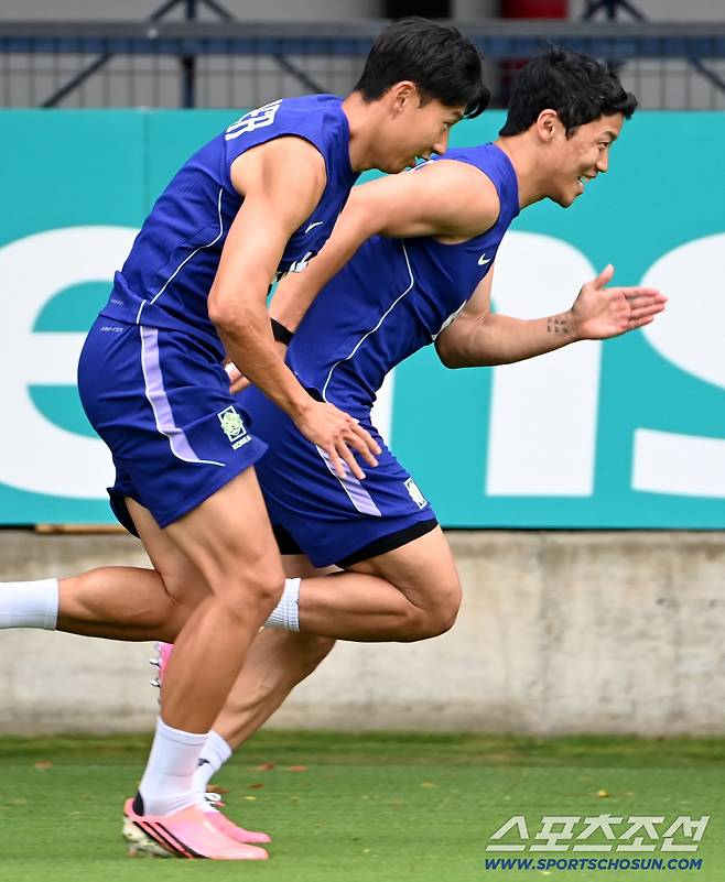 9일(한국시각) 멕시코 과달라하라 인근 사포판 월드컵대표팀 베이스캠프 훈련장 치바스 베르데 바예에서 진행된 대한민국 월드컵 대표팀의 공식 훈련. 손흥민 황희찬이 질주하고 있다. 사포판(멕시코)=허상욱 기자wook@sportschosun.com/2026.06.09/