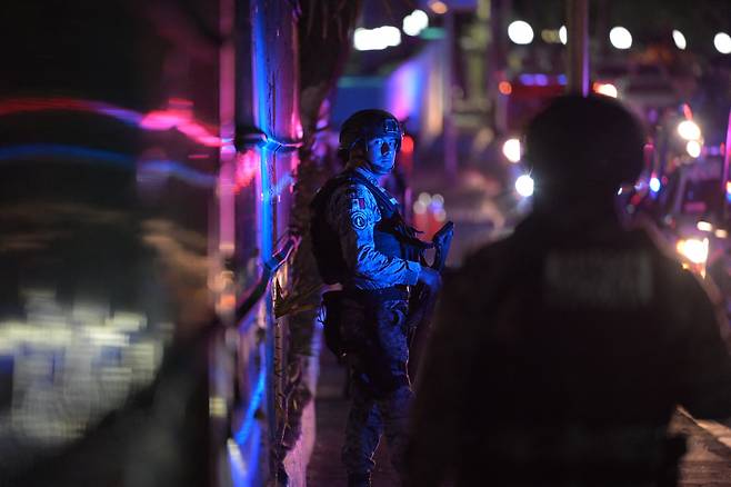 A member of Mexico's National Guard remains outside the hotel where Iran's national football team is staying in Tijuana, Mexico, on June 8, 2026, ahead of the FIFA 2026 World Cup football tournament. (Photo by Guillermo Arias / AFP)

<저작권자(c) 연합뉴스, 무단 전재-재배포, AI 학습 및 활용 금지>