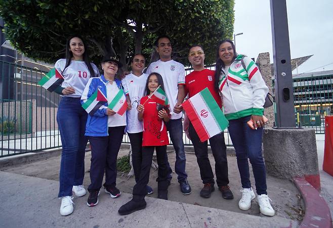 FIFA World Cup 2026 - Team Iran arrives at Tijuana for World Cup - Tijuana International Airport, Tijuana, Mexico - June 7, 2026  Iran fans are seen as the team arrives in Mexico ahead of the World Cup REUTERS/Victor Medina

<저작권자(c) 연합뉴스, 무단 전재-재배포, AI 학습 및 활용 금지>