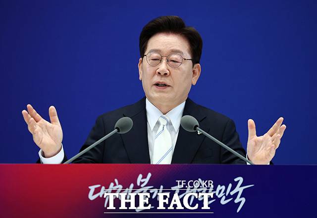 8일 이재명 대통령의 지방선거 평가가 정청래 더불어민주당 당대표와 결을 달리하면서 발언 취지를 놓고 해석이 분분한다. 청와대 영빈관에서 열린 취임 1주년 기자회견 '대체불가 대한민국'에 참석해 발언하는 이 대통령. /뉴시스