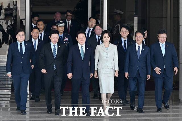 홍익표 정무수석과 강훈식 비서실장, 김민석 국무총리, 윤호중 행정안전부 장관 등 환송객과 공군 1호기 이동하는 이재명 대통령 부부.