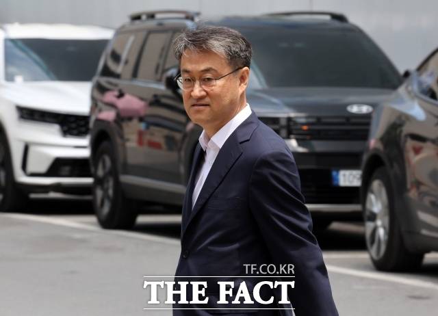3대 특검(내란·김건희·채상병) 미제 의혹을 수사하는 권창영 특별검사팀(종합특검)이 김도형 전 강원경찰청장을 불러 조사하고 있다. 김 전 청장이 9일 오후 경기 과천시 특검팀 사무실로 출석하고 있다./뉴시스