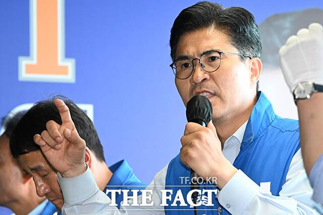 이원택 전북도지사 당선인이 9일 인수위원회 구성을 마무리했다. 이 당선인이 본투표 전날 전북 전주시 완산구 풍남문 광장에서 시민들을 향해 지지를 호소하는 모습. /김성렬 기자