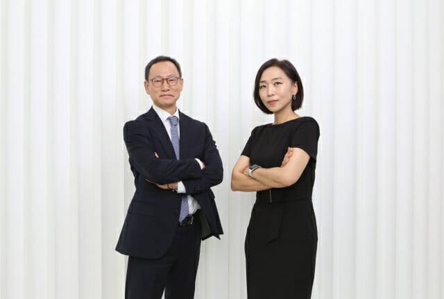 법무법인 디엘지의 미국비자이민센터가 출범했다. 사진은 조원희 대표변호사(왼쪽)와 이연수 미국사무소 대표 외국 변호사 겸 미국비자이민센터장.