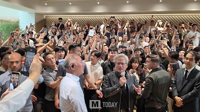 현대자동차그룹 본사를 방문한 엔비디아 젠슨 황 CEO가 정의선 회장과 기자회견을 하고 있는 모습