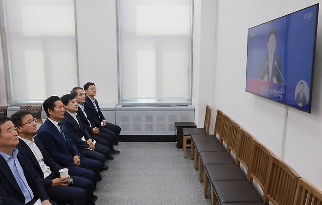 더불어민주당 정청래 대표·한병도 원내대표 등 지도부가 8일 국회에서 이재명 대통령 취임 1주년 기자회견 생중계를 보고 있다./연합뉴스