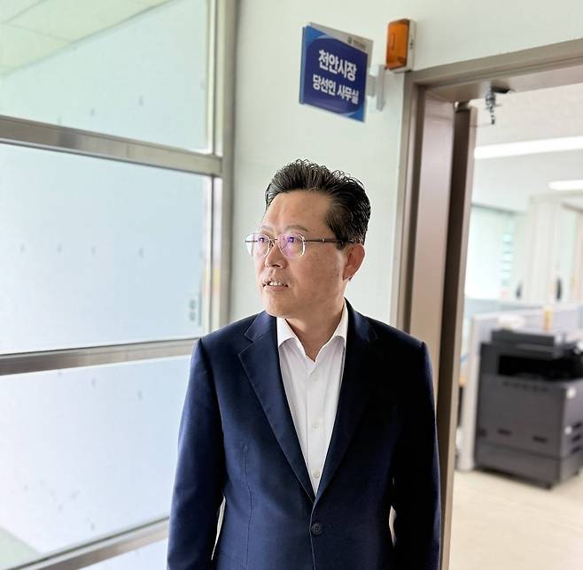 장기수 천안시장 당선인이 8일 천안시 서북구 백석동 천안종합운동장에 마련된 천안대전환준비위원회 사무실을 나서고 있다. 천안대전환준비위 제공