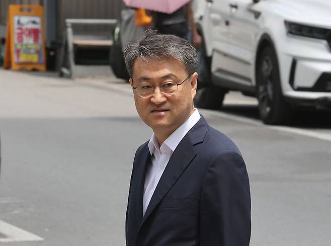 김도형 전 강원경찰청장이 통일교 수사 무마 의혹 관련 피의자 조사를 받기 위해 9일 경기 과천시 2차 종합특검팀 사무실에 출석하고 있다. ⓒ연합뉴스