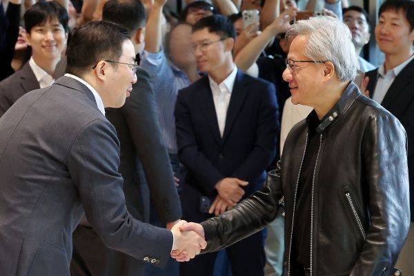 구광모 회장과 악수하는 황 CEO.ⓒ뉴시스