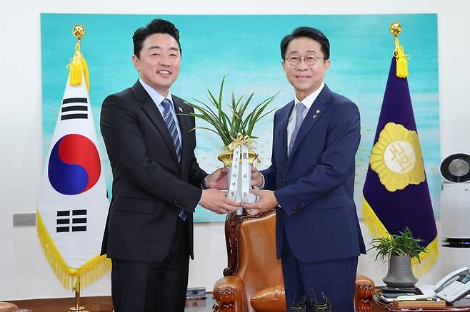 강훈식 대통령비서실장(왼쪽)이 서울 여의도 국회를 찾아 조정식 국회의장에게 이재명 대통령 명의 축하난을 전달하고 있다. 2026.6.9/뉴스1