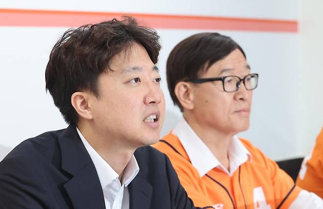[인천=뉴시스] 전진환 기자 = 이준석 개혁신당 대표가 1일 오전 인천 현장 중앙선거대책위원회의가 열린 인천 연수구의 정승연 연수갑 국회의원 보궐선거 후보 선거사무소에서 발언하고 있다.  2026.06.01. amin2@newsis.com